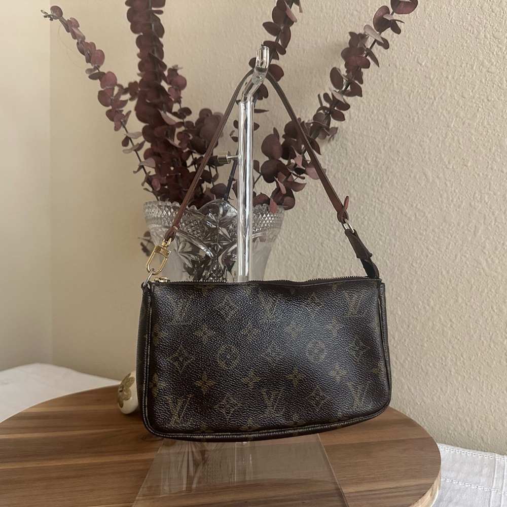 Authentic Louis Vuitton Pochette